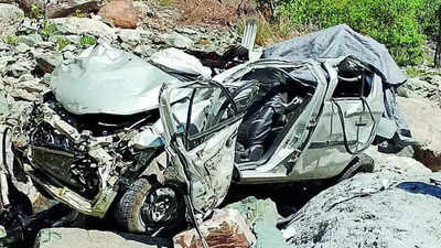 6 pilgrims killed after car plunges into gorge near Tyuni