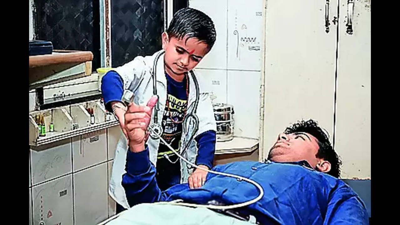 Ganesh Baraiya: The Shortest Doctor in the World | Ahmedabad News - Times  of India