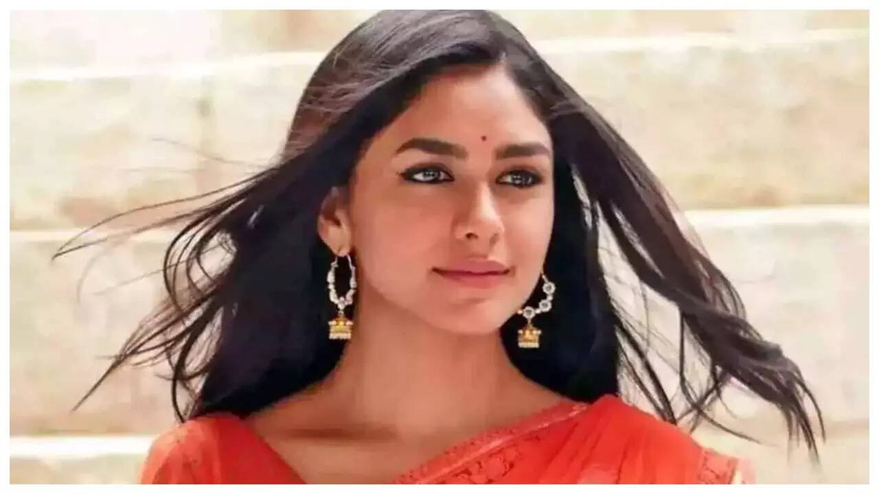Mrunal Thakur and Vijay Devarkonda's Family Star goes into the last  schedule of shooting; to kick start today - Exclusive! | - Times of India