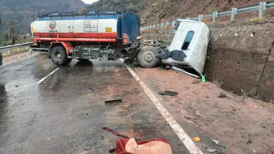 1 killed after tanker collided with hillside on Jammu-Srinagar National Highway