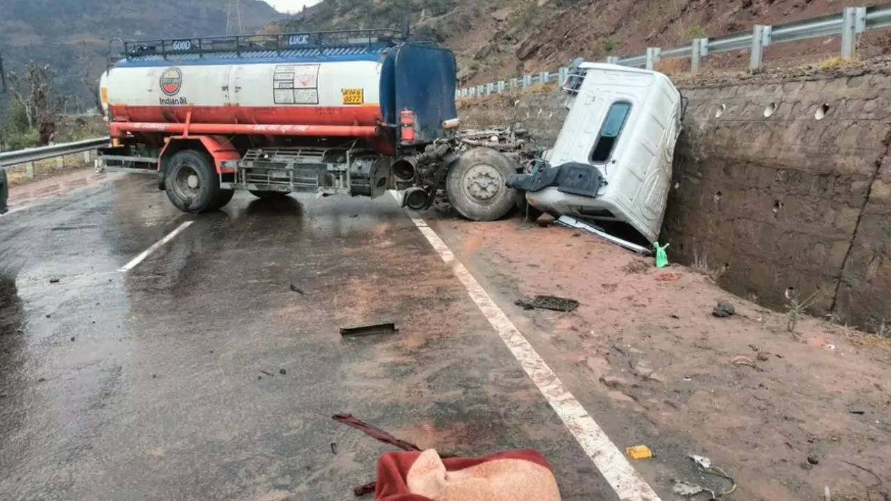 1 killed after tanker collided with hillside on Jammu-Srinagar National  Highway