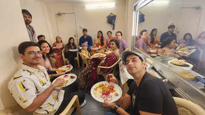 ‘Aangan Aapno Kaa’ cast bond over potluck lunch and relish the Biryani brought by Mahesh Thakur