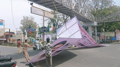 Flex banners removed after AIADMK road roko in Tiruchengode