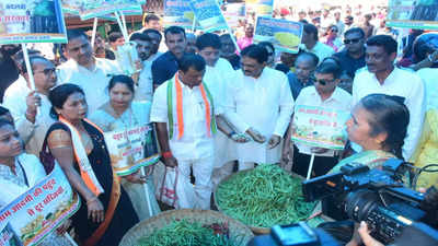 Chhattisgarh Congress protests soaring inflation: Leaders take to streets, buy vegetables in market demonstration