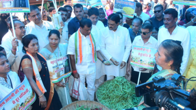Chhattisgarh Congress protests soaring inflation: Leaders take to streets, buy vegetables in market demonstration
