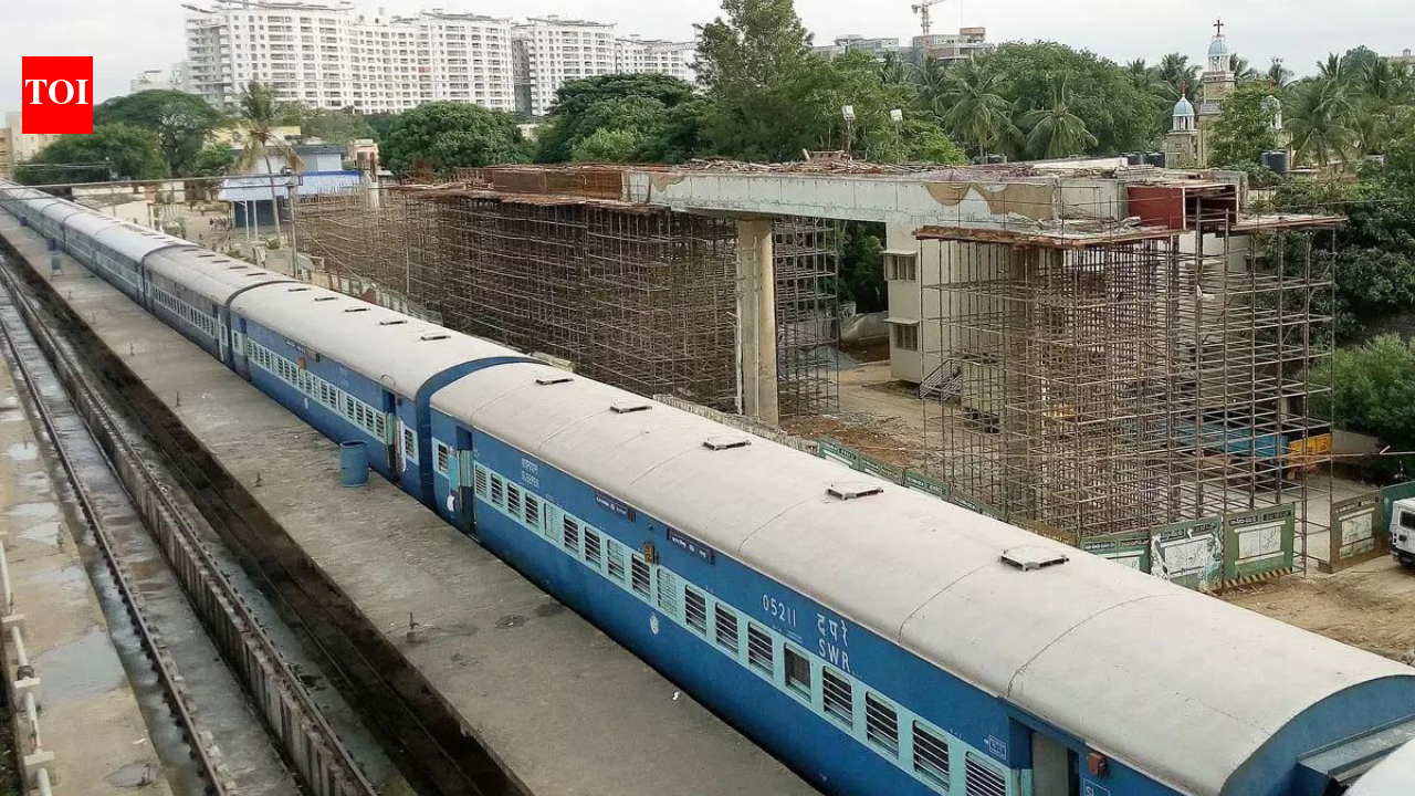 Promotion of UTS app at 10 WR stations, redesigned QR code with user ...