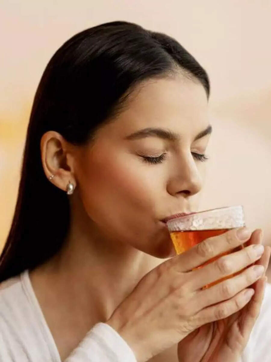  முடி வெள்ளையாகாமல் இருக்க  இந்த கஷாயத்தை குடித்தால் போதும். 