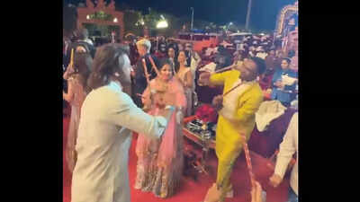 Indo-Caribbean dandiya: MS Dhoni, Dwayne Bravo groove in style at Anant Ambani's pre-wedding festivities