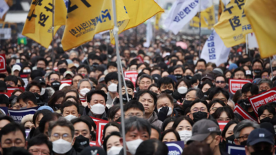 Thousands of S Korean doctors rally as healthcare standoff escalates