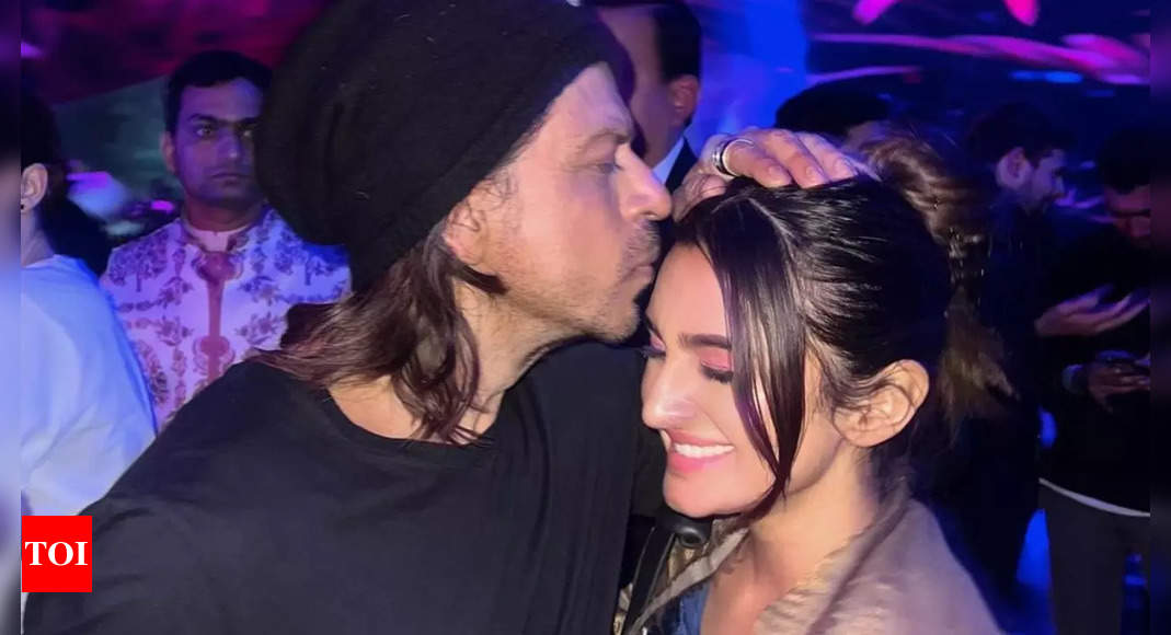 Javed Jaaferi’s daughter Alaviaa Jaaferi receives a sweet kiss from Shah Rukh Khan at Anant Ambani and Radhika Merchant’s pre-wedding party – See photos | Hindi Movie News