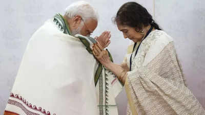 Vyjayanthimala greets PM Modi with a shawl during the Chennai meeting