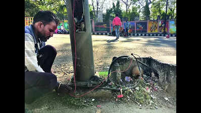 Shocking: Traffic passes over ‘live electric wires’ in BRTS Bhopal ...