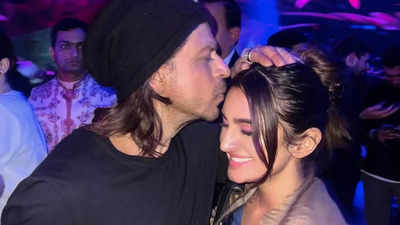 Netizens react as Shah Rukh Khan plants a kiss on Javed Jaaferi's daughter's forehead at Anant Ambani's pre-wedding festivities: 'Me when'