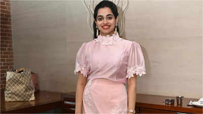 Ayushi looked pretty in pink at Vasundhara Diamond Roof's jewellery exhibition at Hyatt Regency in Chennai