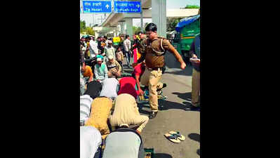 Delhi cop kicks namazis in Inderlok, suspended
