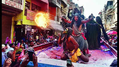 Dressed as deities, devotees take out Shiv Baraat