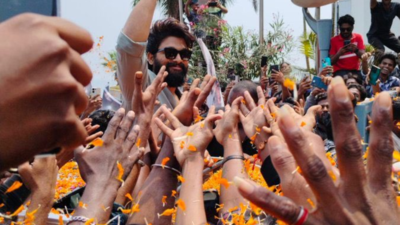 Allu Arjun receives a grand welcome in Vizag from fans!