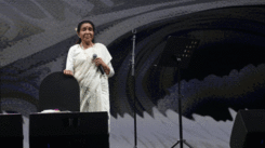 Asha Bhosle serenades Mumbai with a captivating performance