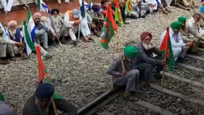 Rail traffic disrupted across states, central govt should not limit struggle to Punjab, Haryana: Farmers
