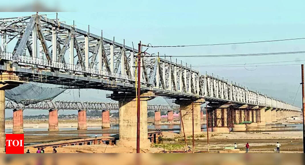 Double Track Rly Bridge: Girders on double track railway bridge over ...
