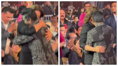 Atlee touches Shah Rukh Khan's feet after winning award for 'Jawan'; Fans react