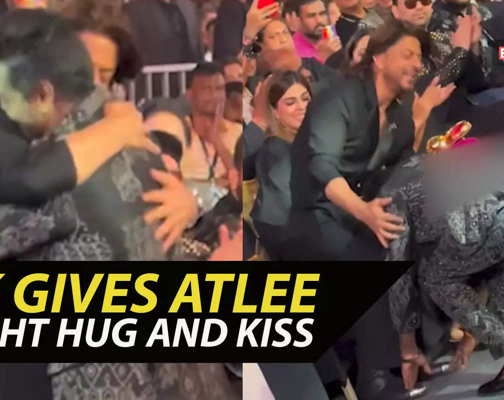 
Atlee touches Shah Rukh Khan's feet at an award function, video goes viral
