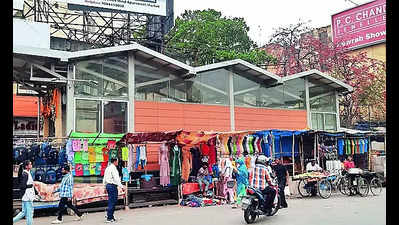 Hawkers, buses, autos and totos hide Hwh Maidan Metro stn face