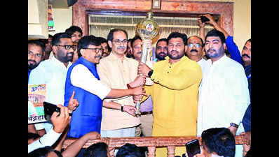 Uddhav welcomes wrestler Chandrahar into Sena (UBT)