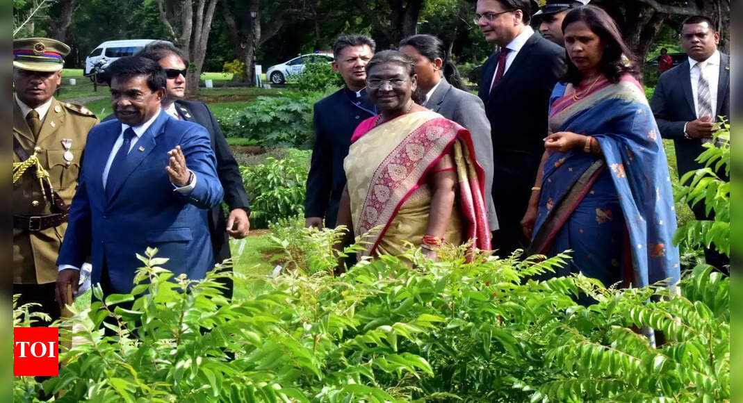 President Murmu conferred with honorary degree of Doctor of Civil Law by University of Mauritius | India News - Vimarsana News