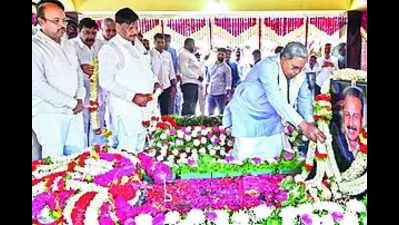 Former MP Dhruvanarayana’s 1st death anniversary observed