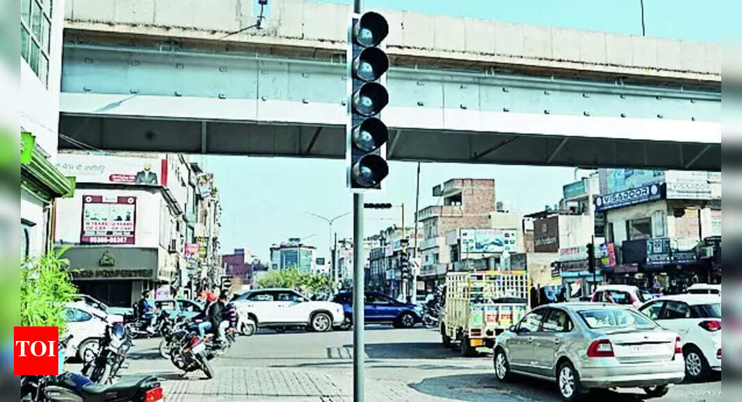 Hi-Tech Traffic Lights: Relief in offing as Ludhiana gets its first hi-tech traffic lights | Ludhiana News - Vimarsana News
