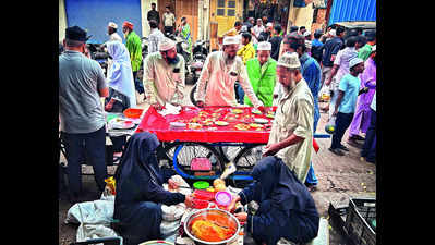 People flock to markets to stock up on fruits and dates for Ramzan