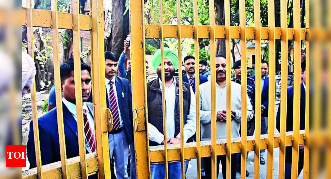 Ravneet Singh Bittu: Congress MP Ravneet Singh Bittu Claims 'House Arrest' as Police Restrict His Movement | Ludhiana News - Vimarsana News