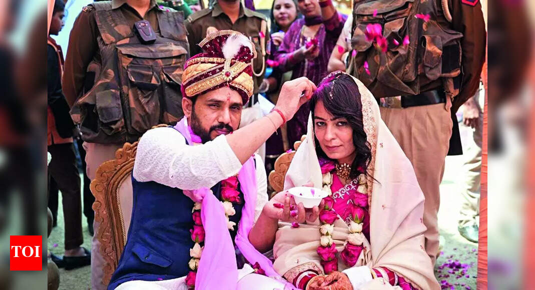 Delhi cops join baraatis as Jathedi and Anuradha become man and wife | Delhi News - Vimarsana News