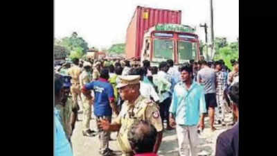 4 students on bus footboard crushed to death near Chennai