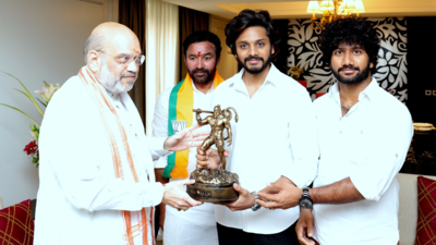 Union Home Minister Amit Shah praises team 'Hanu Man', shares a picture with Prasanth Varma and Teja Sajja