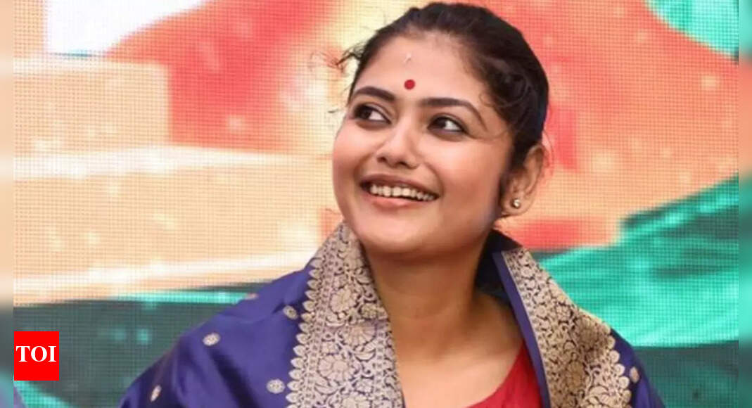Saayoni Ghosh spends time on the streets; learns to make momos from women in Baruipur | Bengali Movie News - Vimarsana News