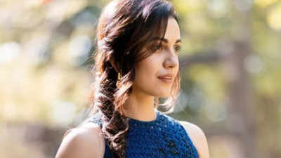 Gujarati star Esha Kansara mesmerizes fans in dazzling blue look
