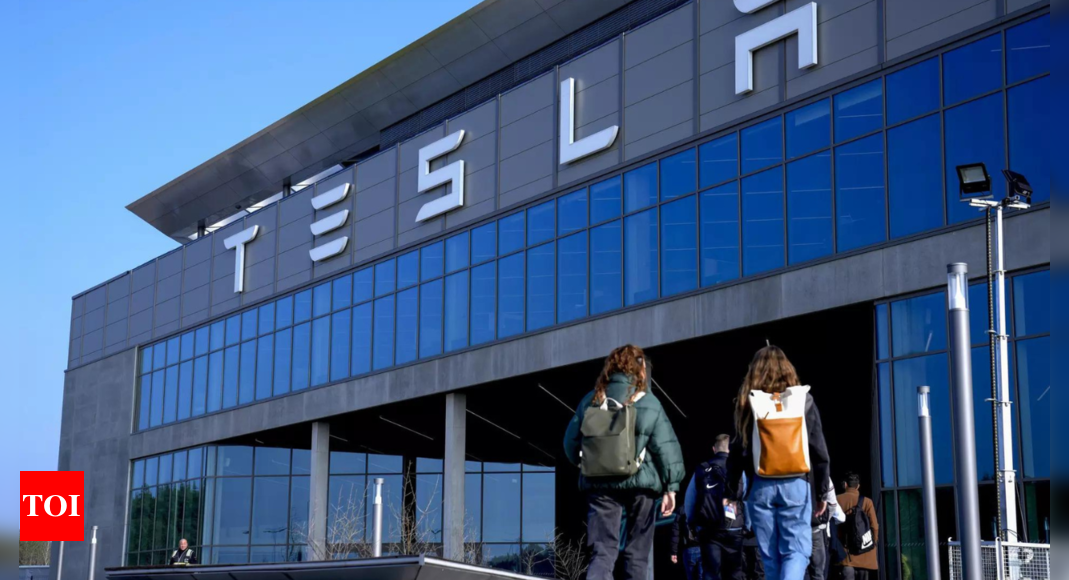 Elon Musk visits a Tesla plant alike Berlin as manufacturing resumes next a suspected arson assault newsfragment