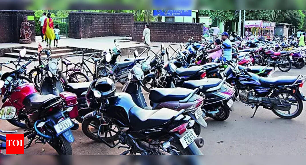 Parking Lot: Parking lot 'shut' in evenings, visitors forced to park on road - Guru Kelucharan Park, Gadakana, Bhubaneswar | Bhubaneswar News - Vimarsana News