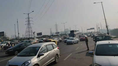 Farmers' Delhi rally: Traffic affected on Noida Expressway due to checking at Chilla border
