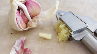 The Martha Stewart method: How to easily remove garlic smell from hands