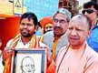 
Odisha artist presents CM Yogi Adityanath’s portrait to him
