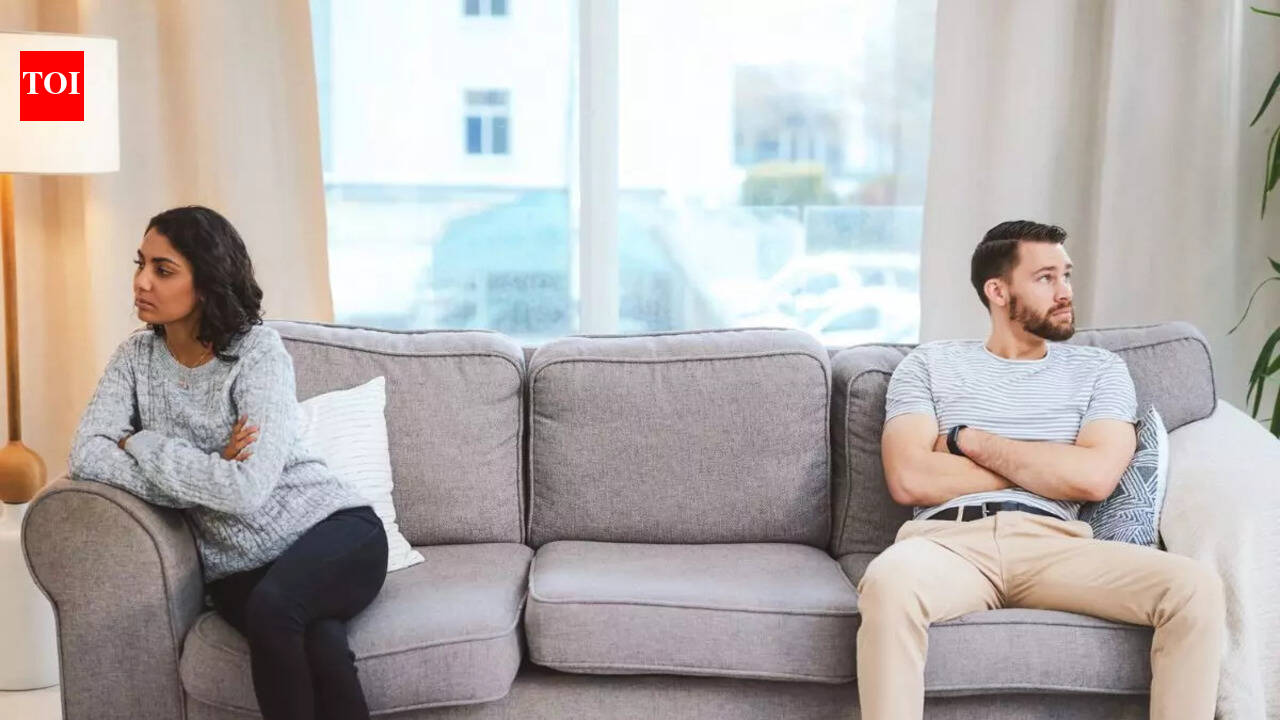 9 signs of an emotionally unavailable partner | The Times of India