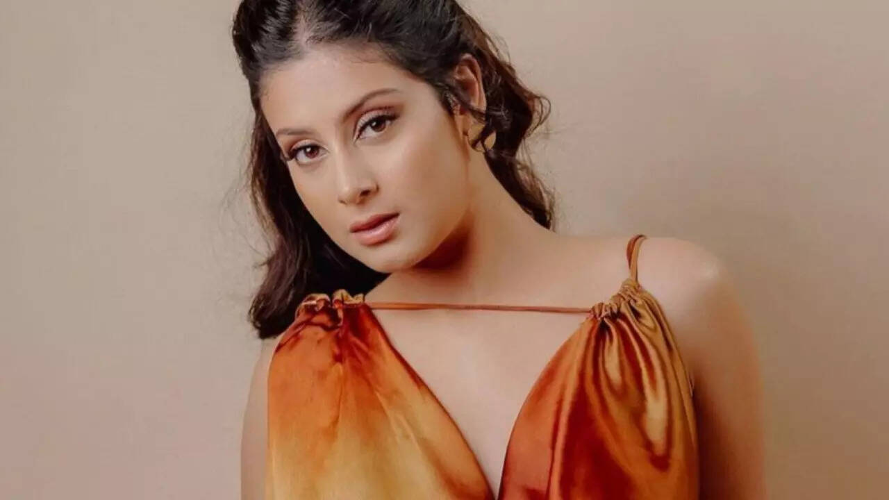 bold and stylish dress of isha malviya 