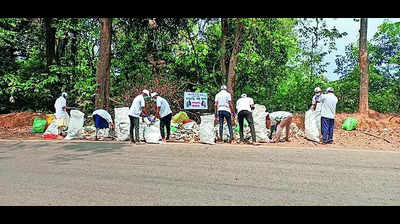 Greens clear up garbage strewn alongside Charmadi Ghat stretch