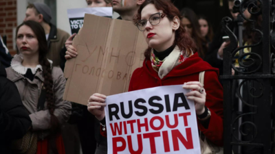 ‘Noon against Putin’: Thousands of Russians protest against polls to fulfill Navalny's last wish