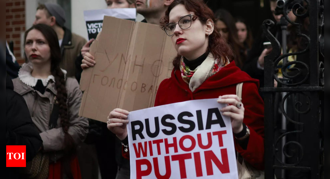 « Midi contre Poutine » : des milliers de Russes protestent contre les élections visant à réaliser le dernier souhait de Navalny