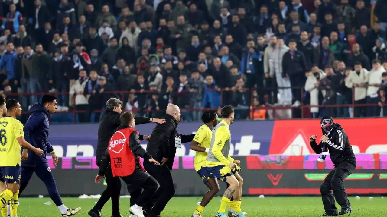 Watch: Violence erupts during Turkish Super Lig match – Times of India