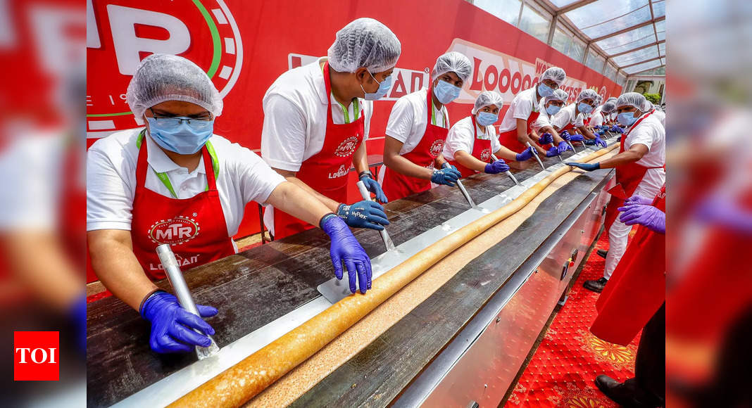 The ‘Longest Dosa’ created in Bengaluru by a team of 75 chefs |